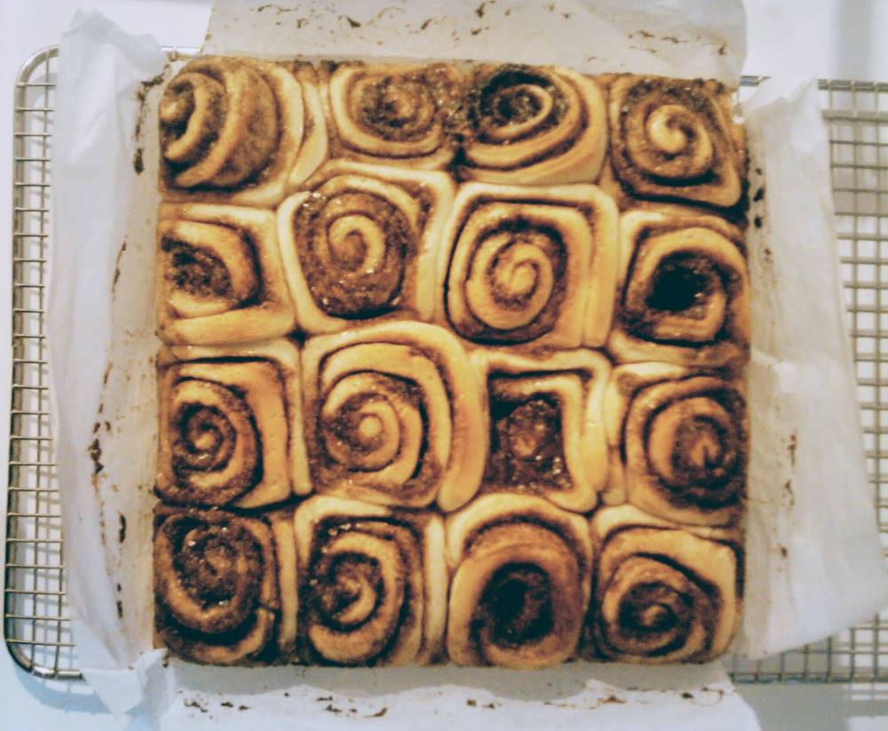 Cinnamon rolls in pan without frosting